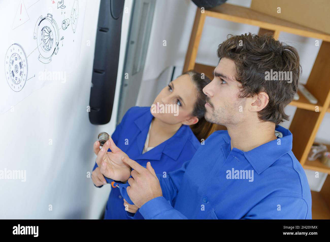 un apprendista meccanico di allineamento delle ruote Foto Stock