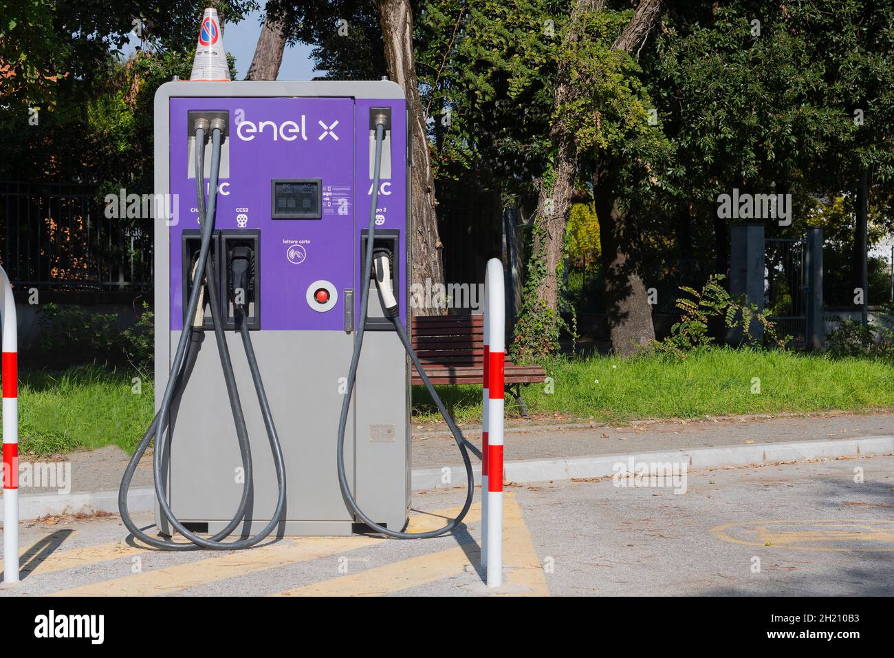 Massa, Italia - 19 ottobre 2021 - Stazione di ricarica per auto elettriche della società Enel-x Foto Stock