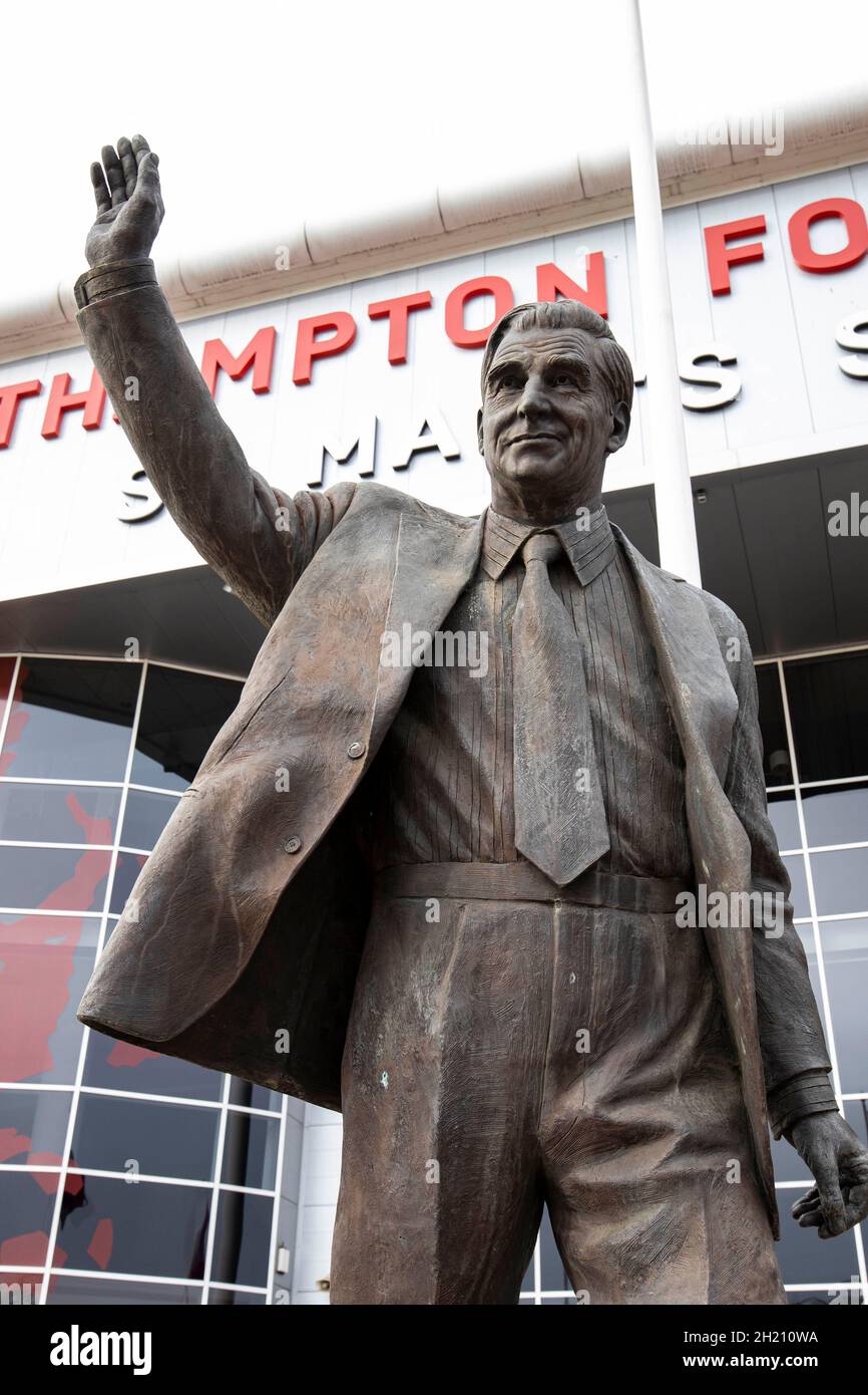 Una statua di Ted Bates fuori dallo Stadio di St Mary il 17 ottobre 2021. Credito: Lewis Mitchell Foto Stock