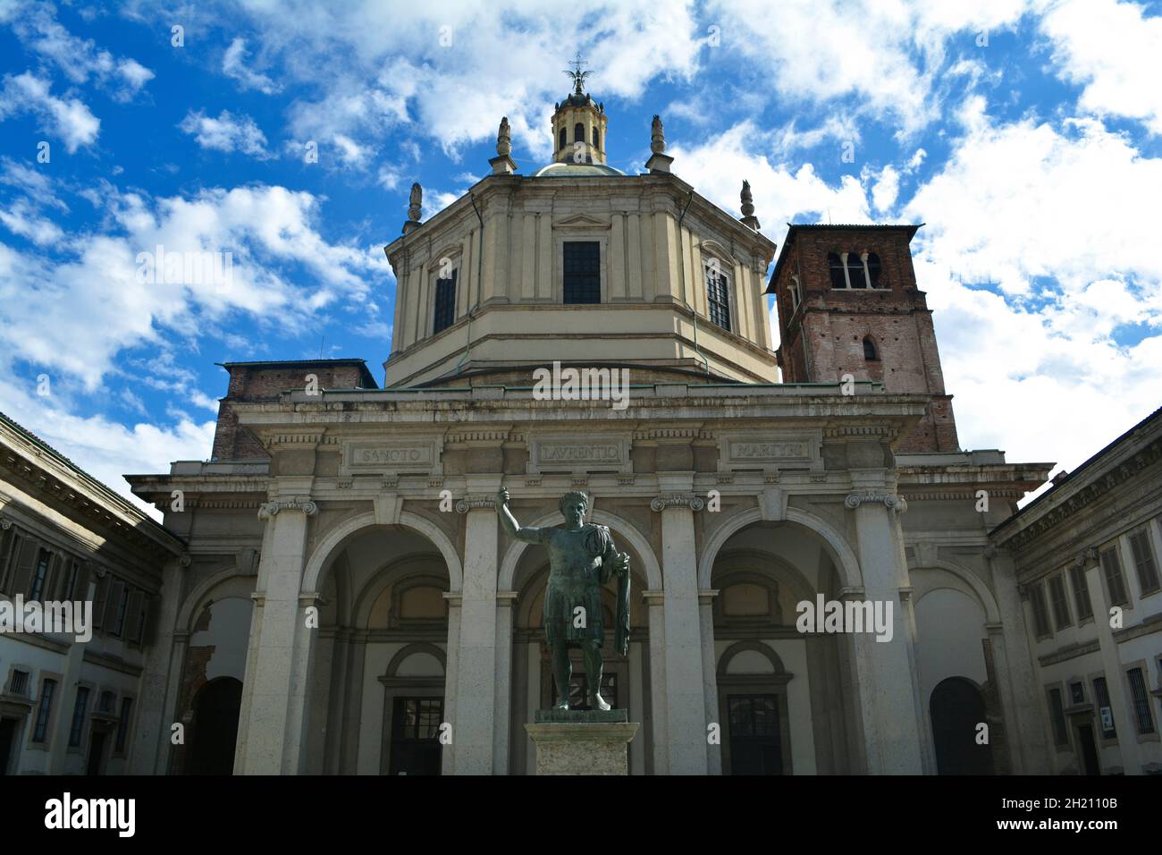 Statua di bronzo di Costantino il Grande di fronte alla Basilica di San Lorenzo. Foto Stock