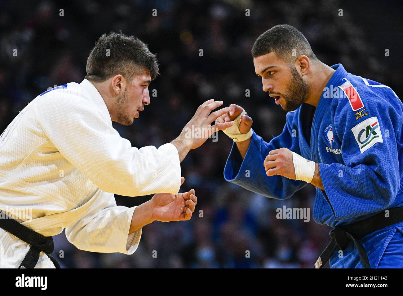 Gli uomini -90 kg, Luka MAISURADZE (bianco) della medaglia di bronzo della Georgia e Alexis Mathieu (blu) della Francia gareggiano durante l'evento Paris Grand Slam 2021, Judo il 17 ottobre 2021 alla AccorHotels Arena di Parigi, Francia - Foto: Victor Joly/DPPI/LiveMedia Foto Stock