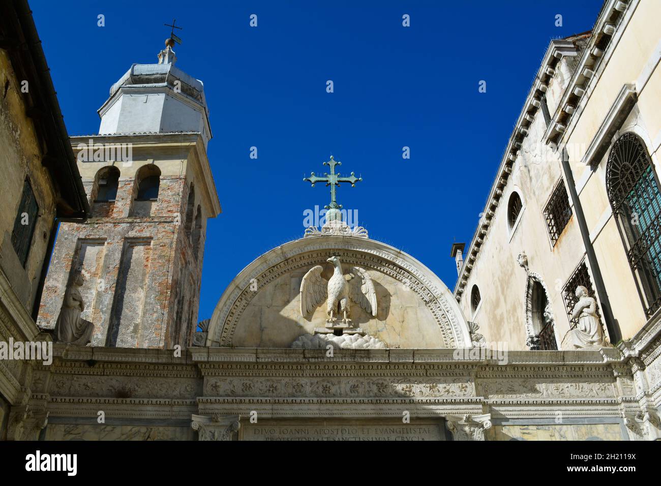 Parte superiore della porta in marmo che conduce al complesso della Scuola Grande di San Giovanni Evangelista Foto Stock