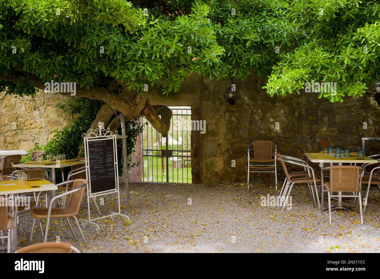 La città etrusca di Populonia conosciuta per le necropoli, le antiche rovine, il castello e il mare Foto Stock