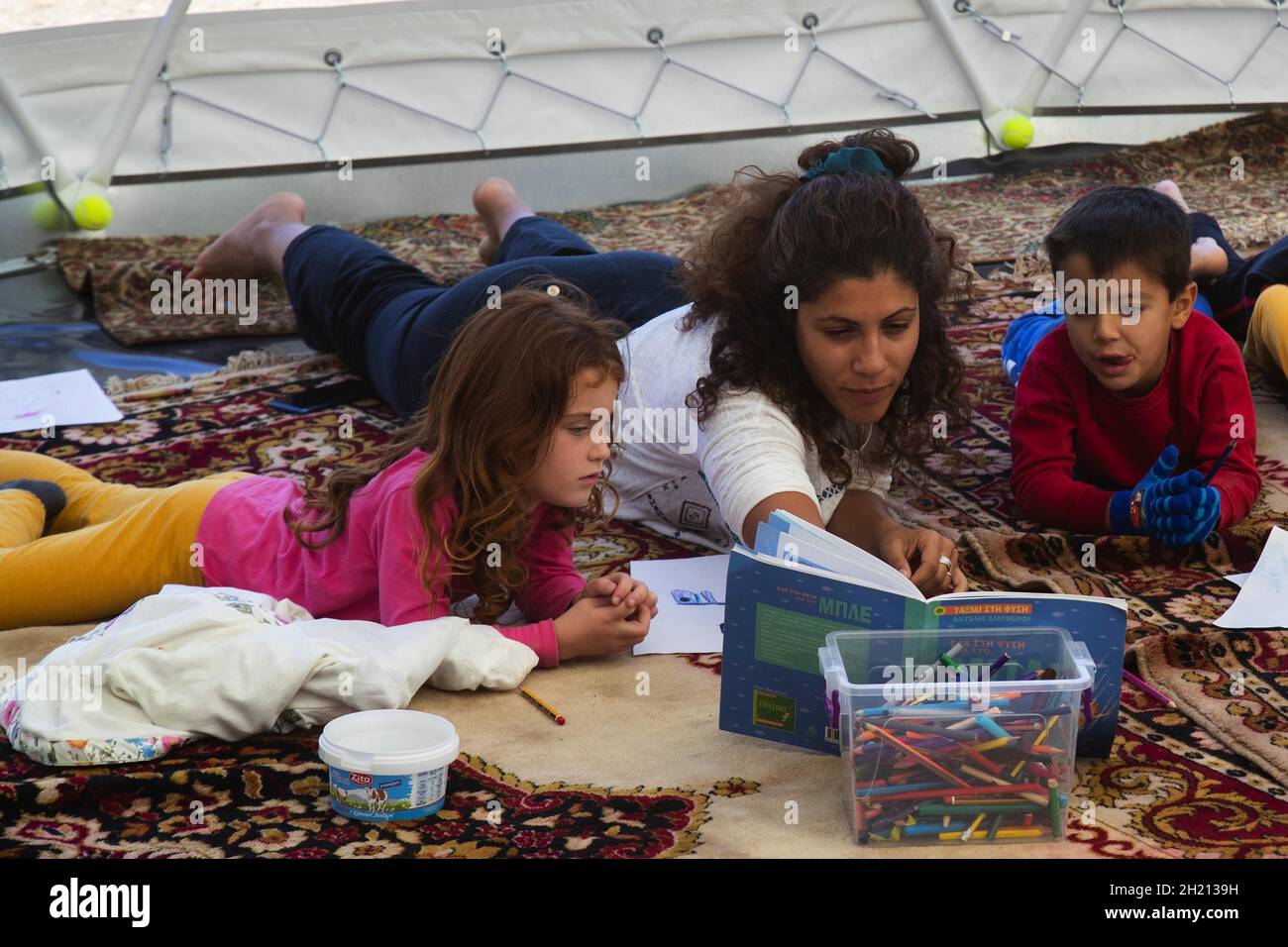 Larnaca. 19 Ott 2021. I bambini imparano all'aula della Scuola forestale nella zona di Larnaca a Cipro, il 19 ottobre 2021. Nella Scuola forestale che adotta la pedagogia forestale, i bambini hanno l'opportunità di sperimentare un modo ecologico di apprendimento, in un ambiente che offre pace e molte opportunità di sviluppo multiforme. Credit: George Christophorou/Xinhua/Alamy Live News Foto Stock