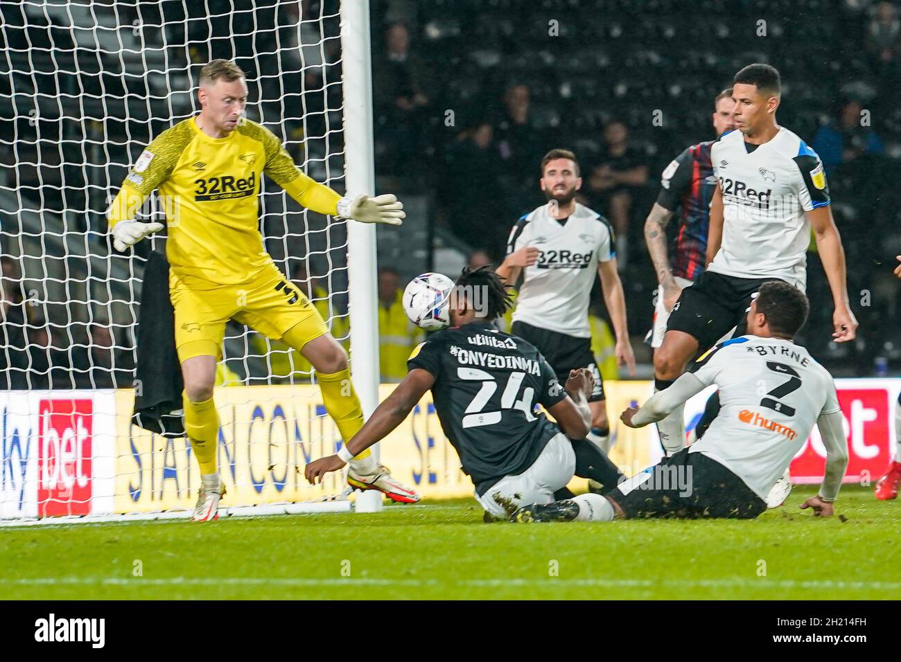Derby, Regno Unito. 19/10/2021, Fred Onyedinma (24) di Luton Town segna il primo goal della sua squadra durante la partita del campionato Sky Bet tra Derby County e Luton Town all'iPro Stadium di Derby, Inghilterra, il 19 ottobre 2021. Foto di David Horn. Credit: Prime Media Images/Alamy Live News Foto Stock