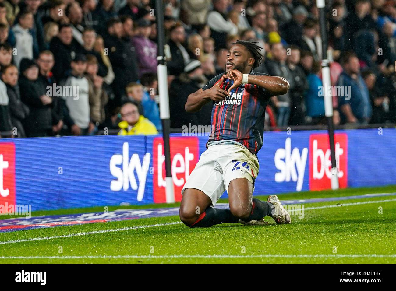 Derby, Regno Unito. 19/10/2021, Fred Onyedinma (24) di Luton Town festeggia dopo aver ottenuto il primo goal della sua squadra durante la partita del campionato Sky Bet tra Derby County e Luton Town all'iPro Stadium di Derby, Inghilterra, il 19 ottobre 2021. Foto di David Horn. Credit: Prime Media Images/Alamy Live News Foto Stock