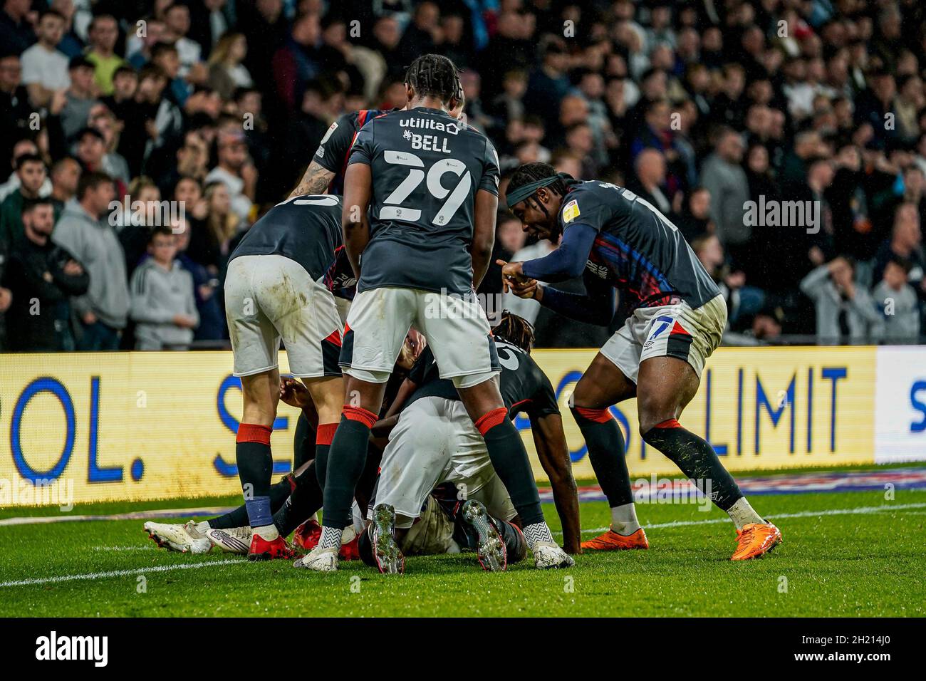 Derby, Regno Unito. 19/10/2021, Fred Onyedinma (24) di Luton Town festeggia dopo aver ottenuto il primo goal della sua squadra durante la partita del campionato Sky Bet tra Derby County e Luton Town all'iPro Stadium di Derby, Inghilterra, il 19 ottobre 2021. Foto di David Horn. Credit: Prime Media Images/Alamy Live News Foto Stock