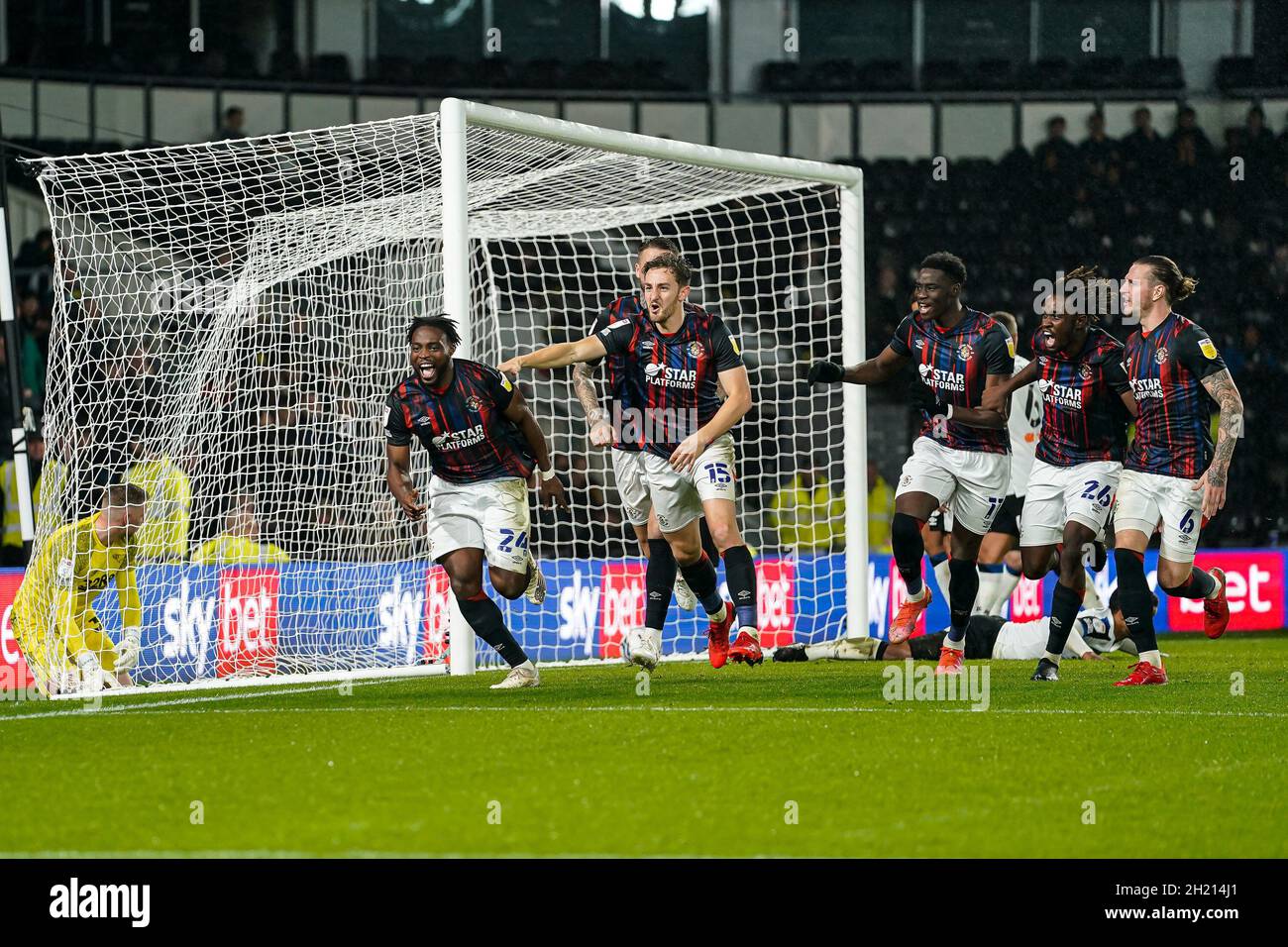 Derby, Regno Unito. 19/10/2021, Fred Onyedinma (24) di Luton Town festeggia dopo aver ottenuto il primo goal della sua squadra durante la partita del campionato Sky Bet tra Derby County e Luton Town all'iPro Stadium di Derby, Inghilterra, il 19 ottobre 2021. Foto di David Horn. Credit: Prime Media Images/Alamy Live News Foto Stock