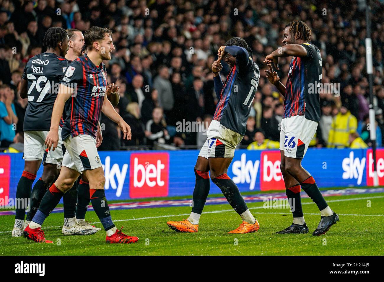 Derby, Regno Unito. 19/10/2021, Fred Onyedinma (24) di Luton Town festeggia dopo aver ottenuto il primo goal della sua squadra durante la partita del campionato Sky Bet tra Derby County e Luton Town all'iPro Stadium di Derby, Inghilterra, il 19 ottobre 2021. Foto di David Horn. Credit: Prime Media Images/Alamy Live News Foto Stock