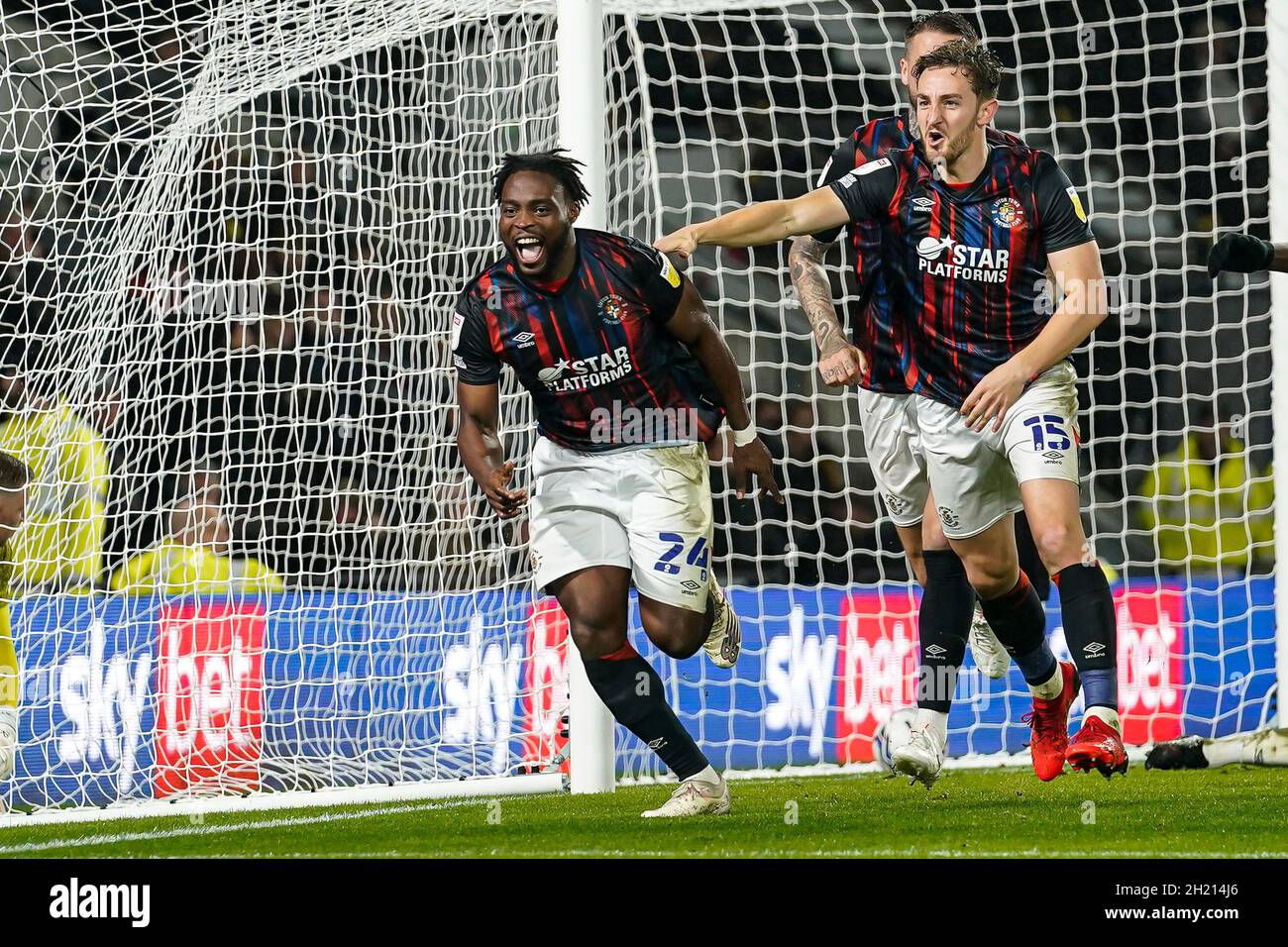 Derby, Regno Unito. 19/10/2021, Fred Onyedinma (24) di Luton Town festeggia dopo aver ottenuto il primo goal della sua squadra durante la partita del campionato Sky Bet tra Derby County e Luton Town all'iPro Stadium di Derby, Inghilterra, il 19 ottobre 2021. Foto di David Horn. Credit: Prime Media Images/Alamy Live News Foto Stock