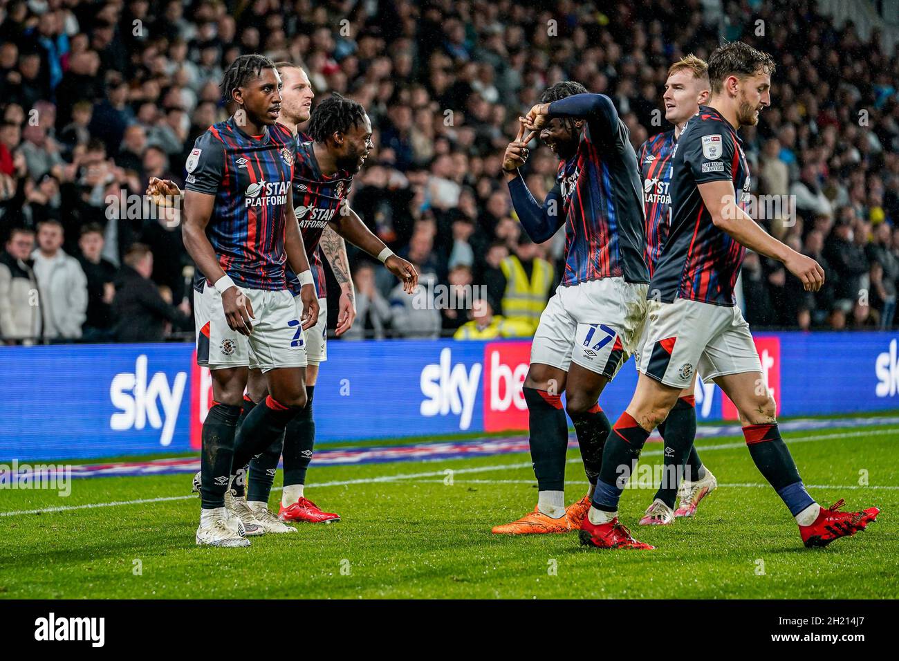 Derby, Regno Unito. 19/10/2021, Fred Onyedinma (24) di Luton Town festeggia dopo aver ottenuto il primo goal della sua squadra durante la partita del campionato Sky Bet tra Derby County e Luton Town all'iPro Stadium di Derby, Inghilterra, il 19 ottobre 2021. Foto di David Horn. Credit: Prime Media Images/Alamy Live News Foto Stock