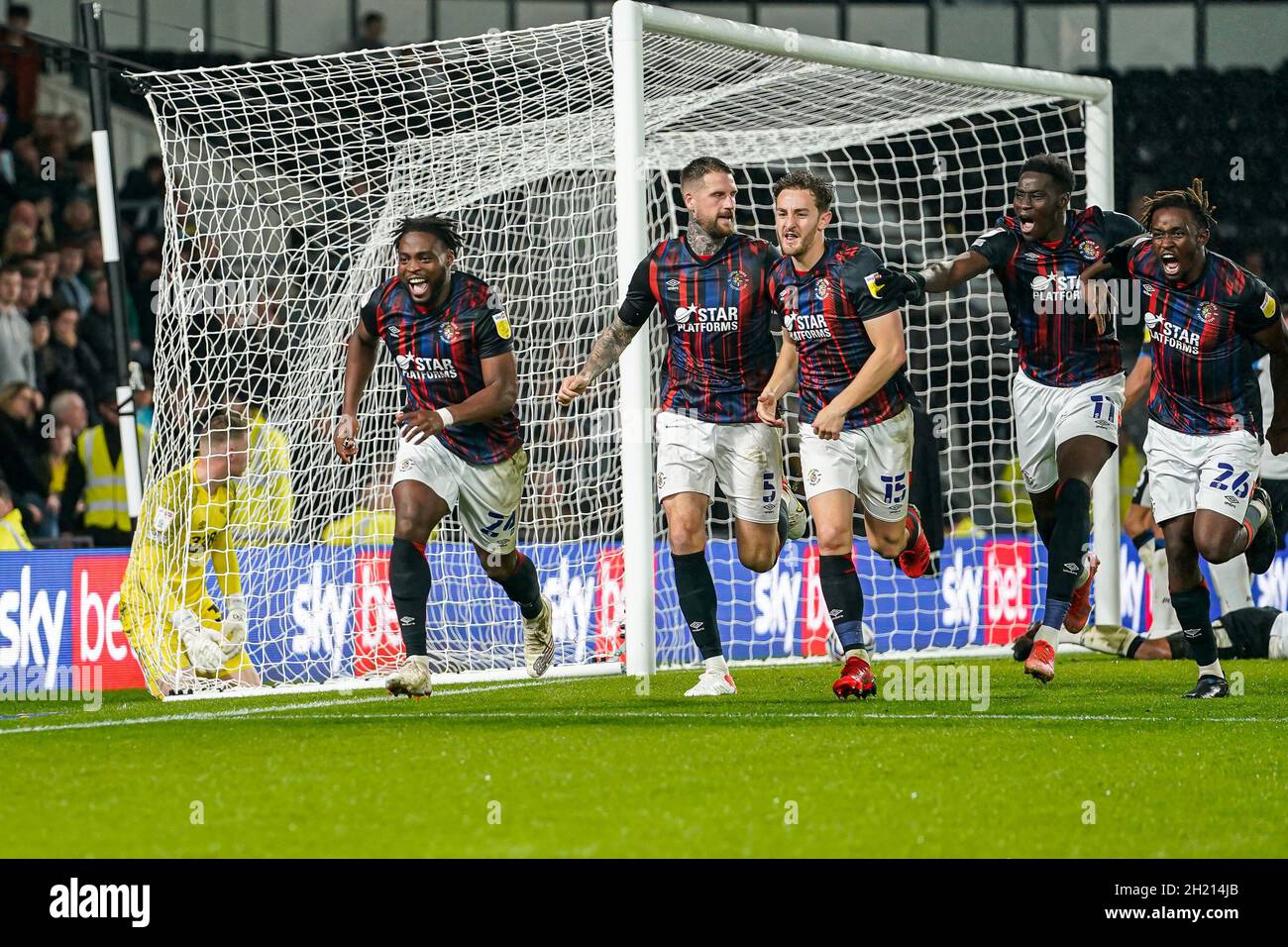 Derby, Regno Unito. 19/10/2021, Fred Onyedinma (24) di Luton Town festeggia dopo aver ottenuto il primo goal della sua squadra durante la partita del campionato Sky Bet tra Derby County e Luton Town all'iPro Stadium di Derby, Inghilterra, il 19 ottobre 2021. Foto di David Horn. Credit: Prime Media Images/Alamy Live News Foto Stock