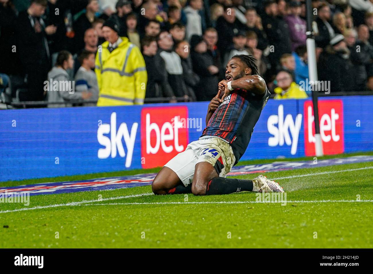 Derby, Regno Unito. 19/10/2021, Fred Onyedinma (24) di Luton Town festeggia dopo aver ottenuto il primo goal della sua squadra durante la partita del campionato Sky Bet tra Derby County e Luton Town all'iPro Stadium di Derby, Inghilterra, il 19 ottobre 2021. Foto di David Horn. Credit: Prime Media Images/Alamy Live News Foto Stock