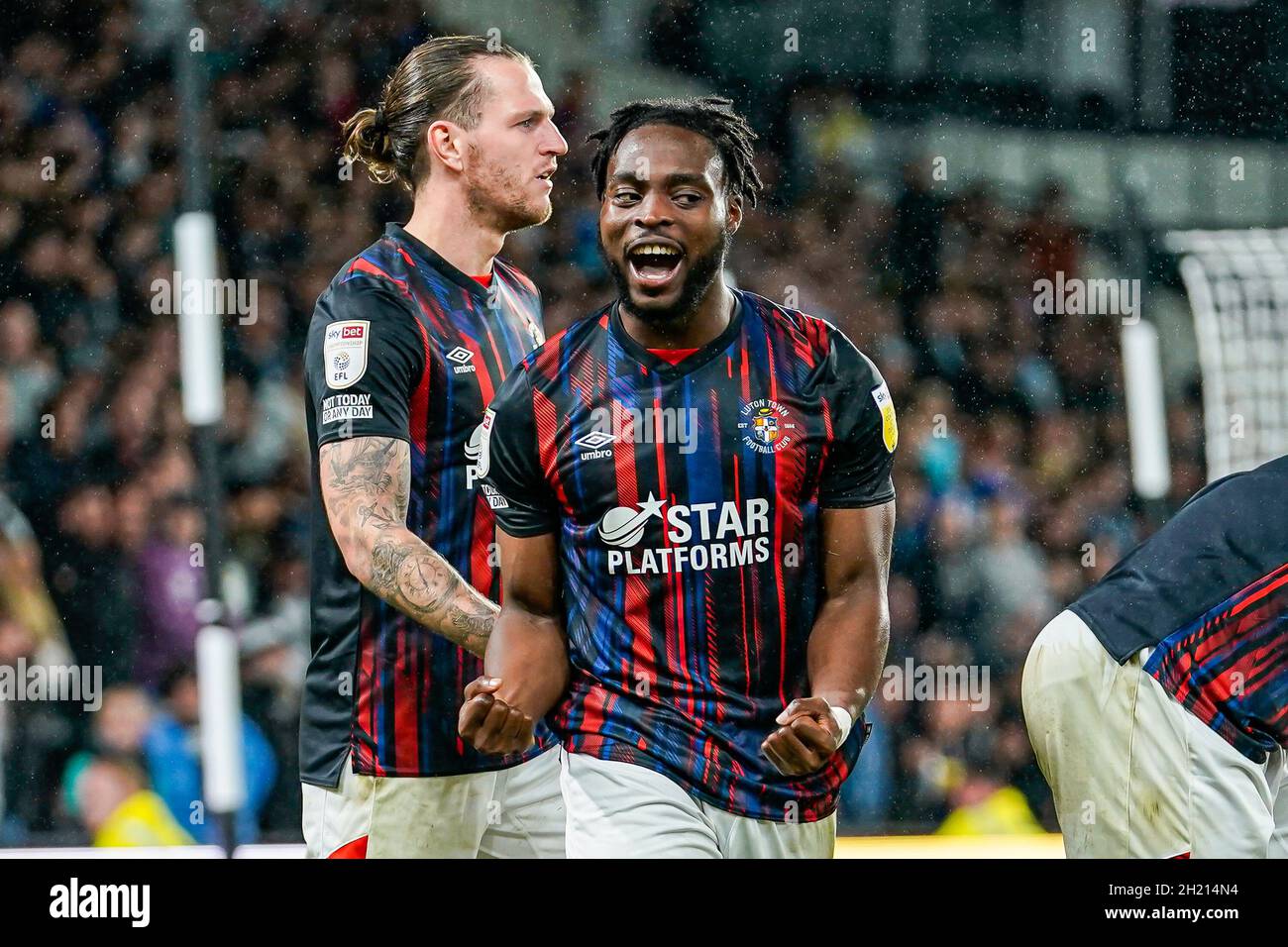Derby, Regno Unito. 19/10/2021, Fred Onyedinma (24) di Luton Town festeggia dopo aver ottenuto il primo goal della sua squadra durante la partita del campionato Sky Bet tra Derby County e Luton Town all'iPro Stadium di Derby, Inghilterra, il 19 ottobre 2021. Foto di David Horn. Credit: Prime Media Images/Alamy Live News Foto Stock