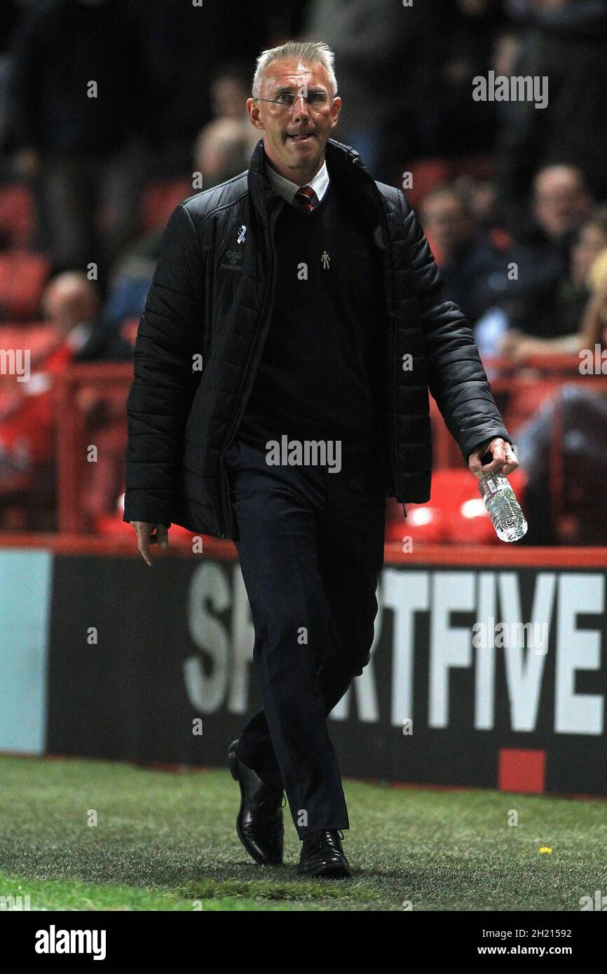 Londra, Regno Unito. 19 Ott 2021. Il direttore atletico di Charlton, Nigel Adkins, lascia il campo a metà tempo per un coro di boos dei tifosi di Charlton. EFL Skybet Football League One Match, Charlton Athletic / Accrington Stanley at the Valley di Londra martedì 19 ottobre 2021. Questa immagine può essere utilizzata solo per scopi editoriali. Solo per uso editoriale, licenza richiesta per uso commerciale. Nessun uso in scommesse, giochi o un singolo club/campionato/player pubblicazioni. pic di Steffan Bowen/Andrew Orchard sport fotografia/Alamy Live news credito: Andrew Orchard sport fotografia/Alamy Live News Foto Stock