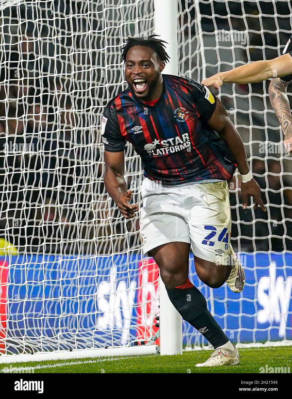 Derby, Regno Unito. 19 Ott 2021. Fred Onyedinma (24) di Luton Town festeggia dopo aver ottenuto il suo teamÕs primo gol durante la partita del Campionato Sky Bet tra Derby County e Luton Town all'iPro Stadium di Derby, Inghilterra, il 19 ottobre 2021. Foto di David Horn. Credit: Prime Media Images/Alamy Live News Foto Stock