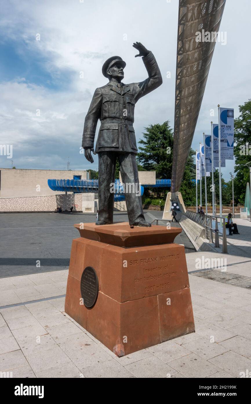Statua di Sir Frank Whittle, all'esterno del museo dei trasporti di Coventry, West Midlands, Regno Unito. Foto Stock