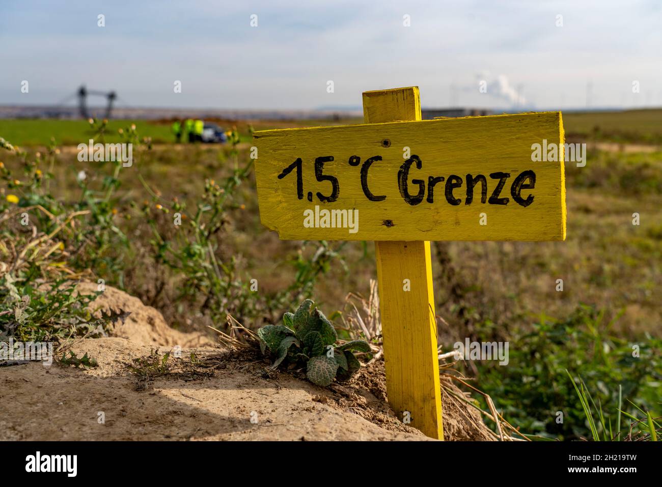 Il cosiddetto confine a 1.5°C ai margini dell'area mineraria lignitica presso la miniera a cielo aperto Garzweiler II, il villaggio di Lützerath, è da dragare, ecc Foto Stock