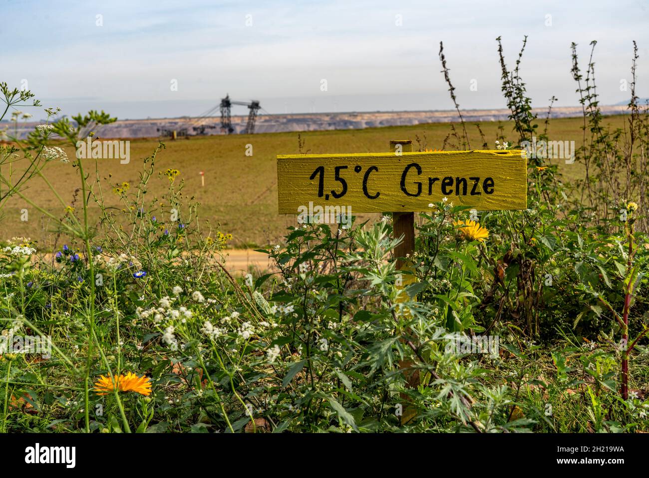 Il cosiddetto confine a 1.5°C ai margini dell'area mineraria lignitica presso la miniera a cielo aperto Garzweiler II, il villaggio di Lützerath, è da dragare, ecc Foto Stock