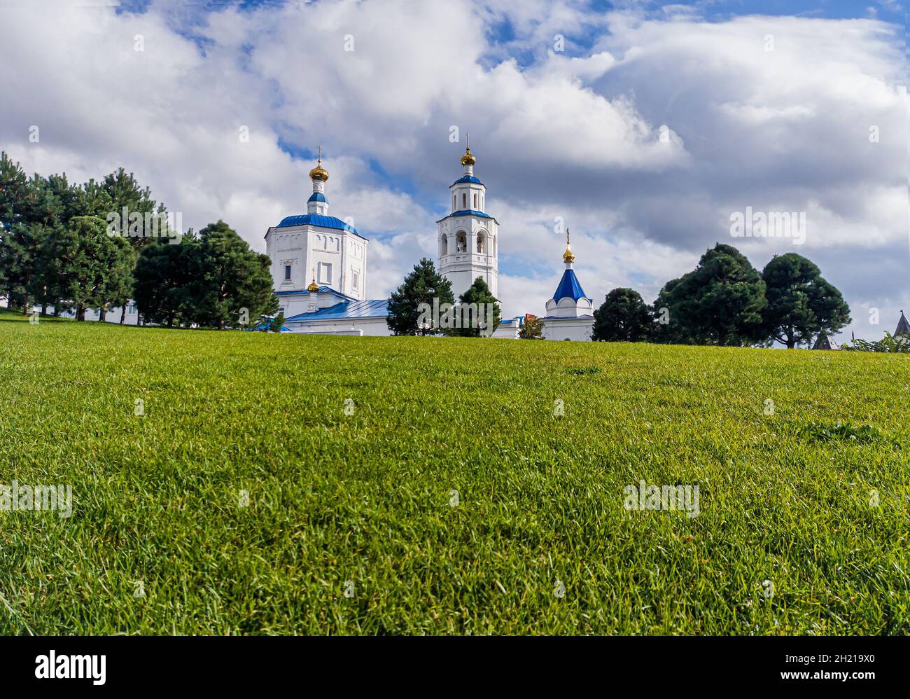 Chiesa di Pyatnitskaya nel centro di Kazan. Un edificio religioso su una verde glata erbosa. Un punto di riferimento della capitale del Tatarstan Foto Stock