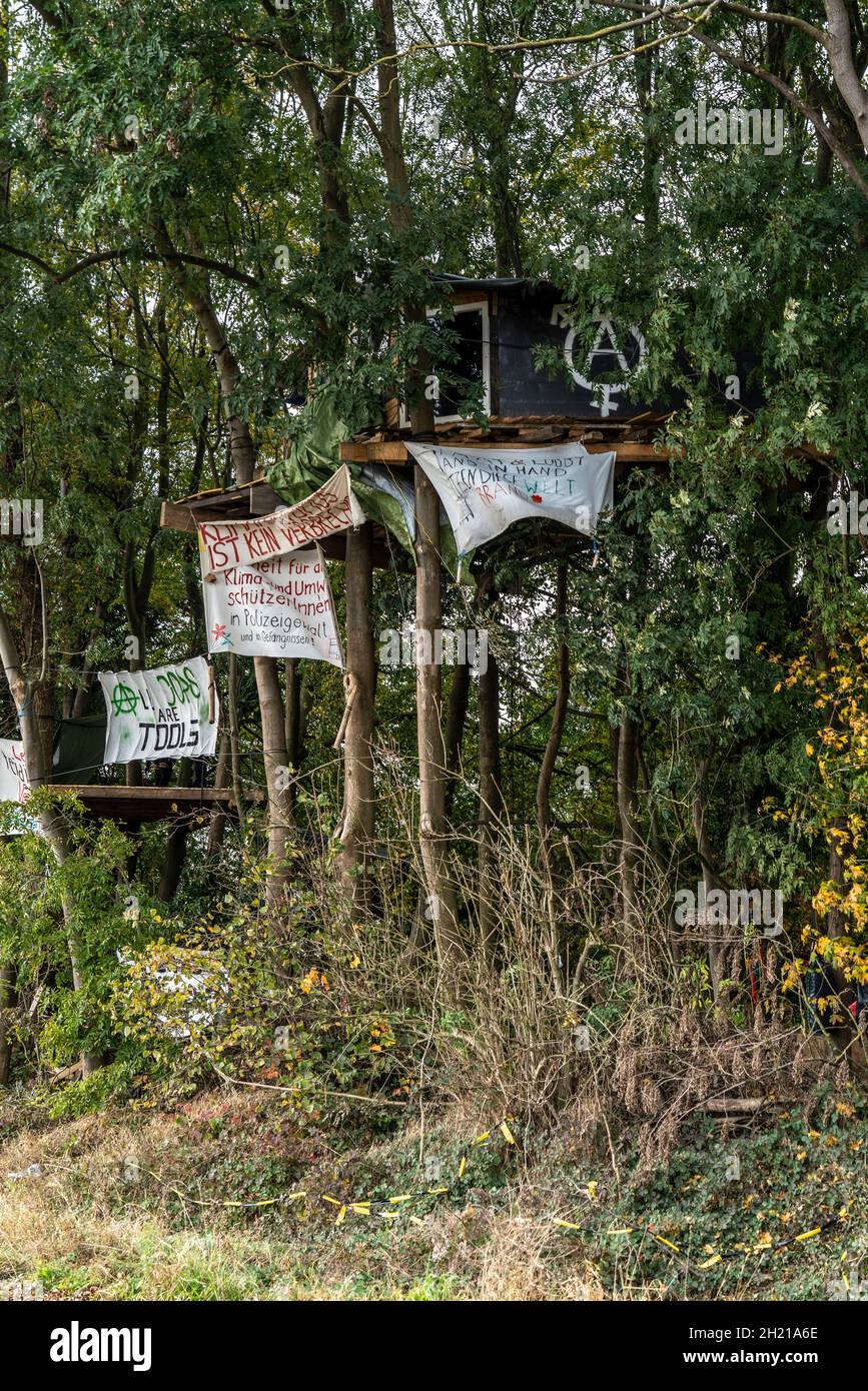 Case di alberi del cosiddetto ZADRheinland, zona di difesa, sul sito dell'ultimo residente nel villaggio, agricoltore Eckardt Heukamp, carbone marrone area a t Foto Stock