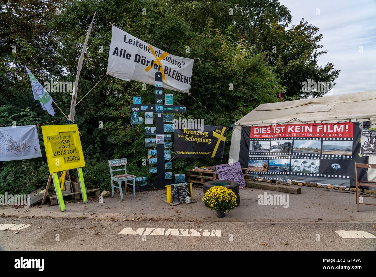 Vigil presso l'area mineraria lignite presso la miniera a cielo aperto Garzweiler II, il villaggio di Lützerath deve essere dragato via, ad eccezione di una fattoria tutti gli edifici h Foto Stock