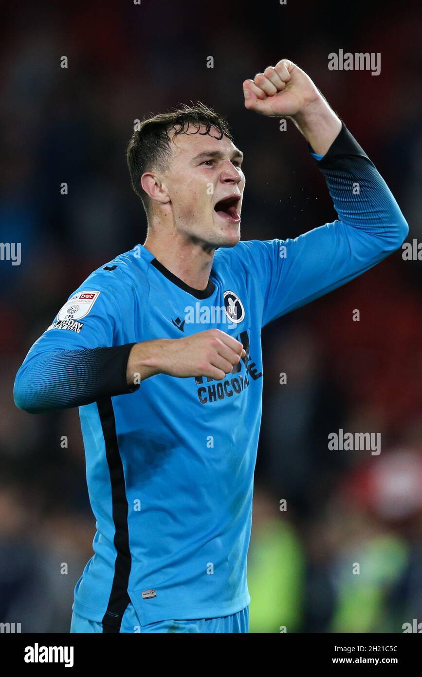 Sheffield, Inghilterra, 19 ottobre 2021. Jake Cooper di Millwall festeggia la vittoria delle loro squadre durante la partita Sky Bet Championship a Bramall Lane, Sheffield. Il credito dovrebbe essere: Isaac Parkin / Sportimage Foto Stock