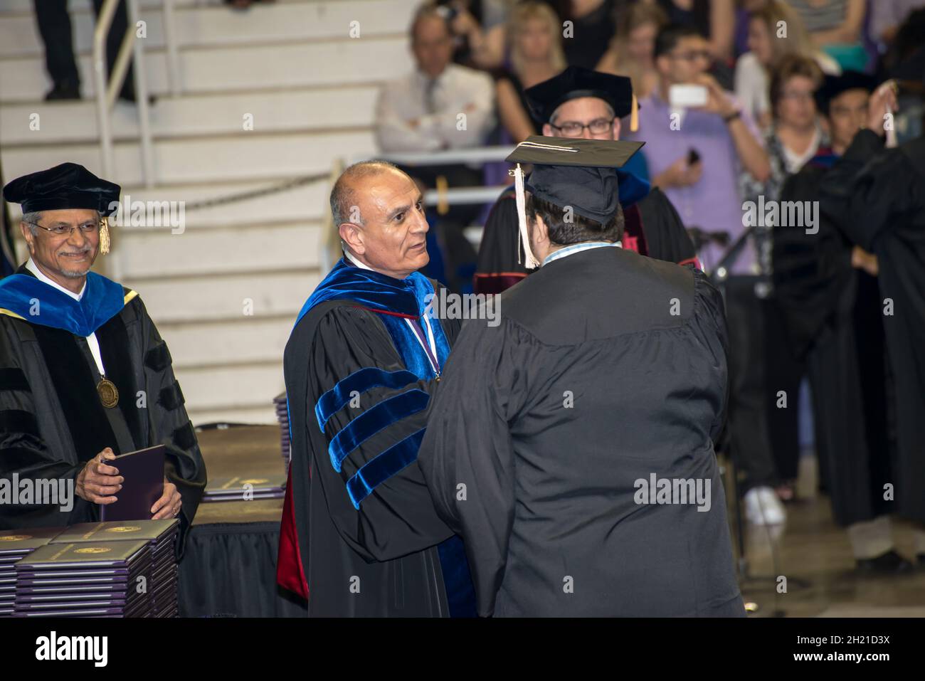 Manhattan Kansas. Kansas State University. Cerimonia di laurea. Laureato riceve il diploma. Foto Stock
