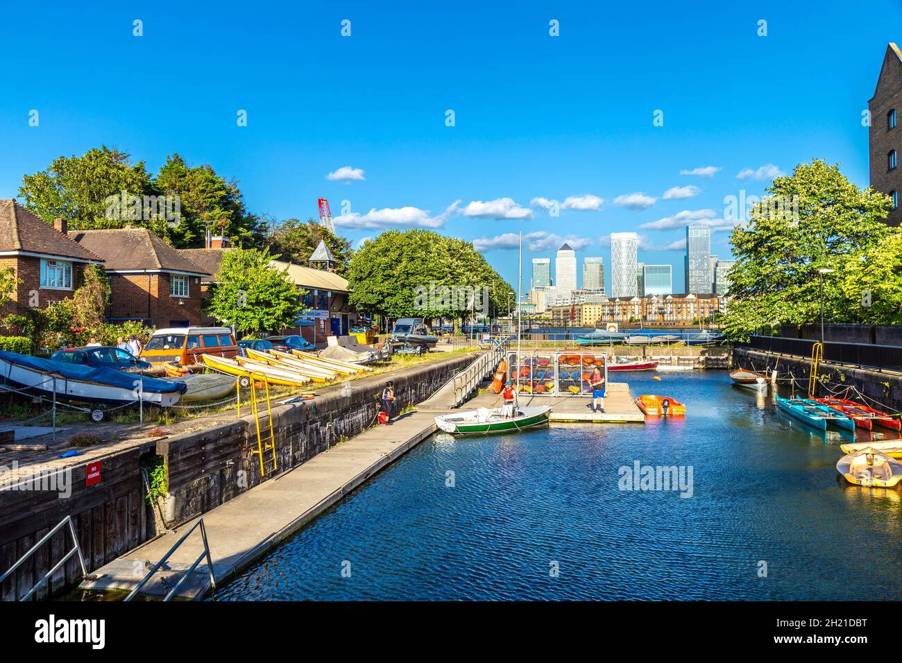 Shadwell Basin Outdoor Activity Center con Canary Wharf in background, Londra, Regno Unito Foto Stock