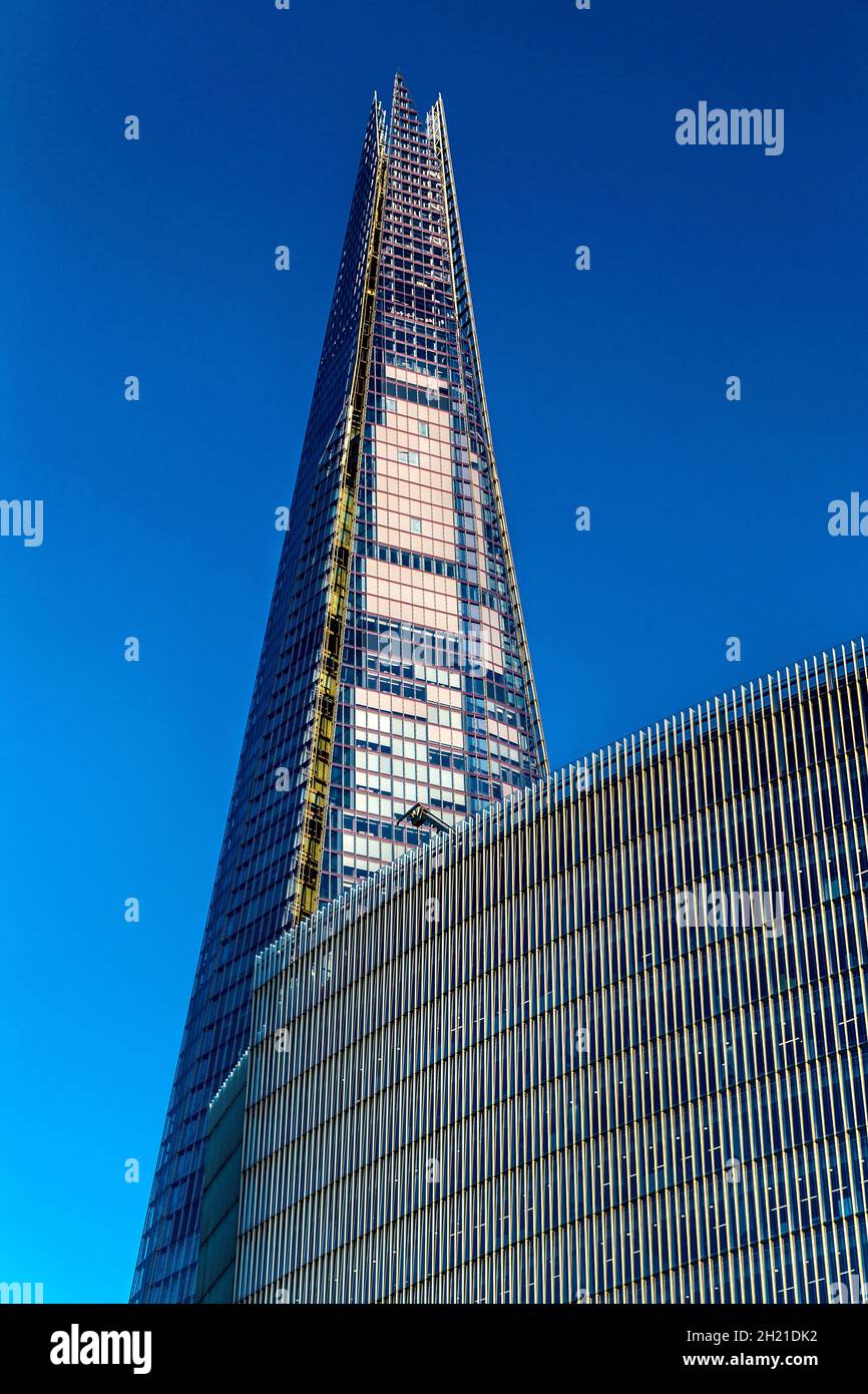 Il News Building con lo Shard sullo sfondo a London Bridge, Londra, Regno Unito Foto Stock