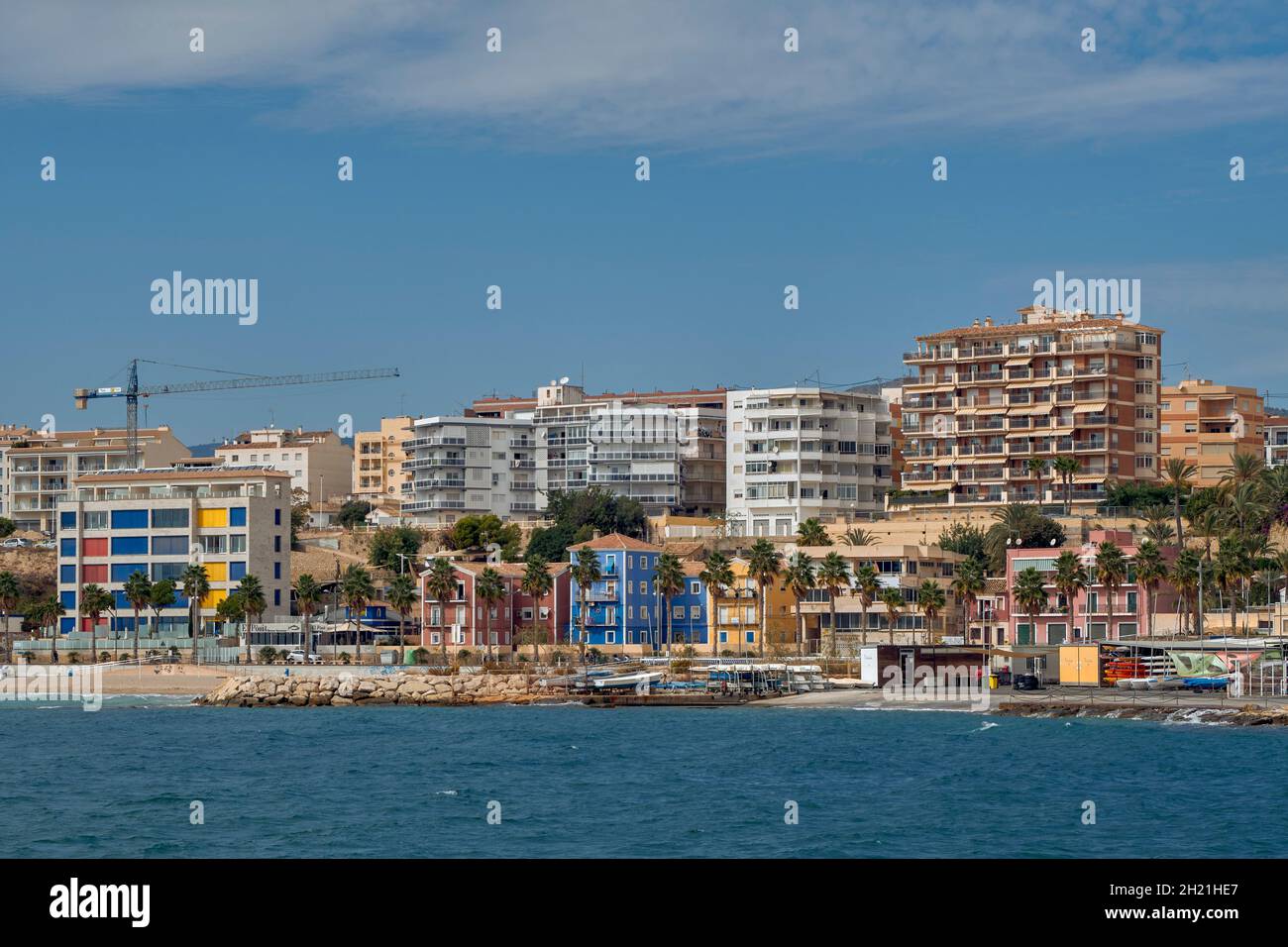 Panoramica sul lungomare di Villajoyosa, la sua città vecchia e la sua spiaggia centrale Foto Stock