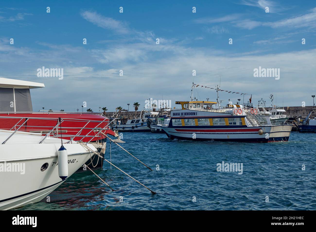 La barca della baia di Benidorm che entra nel porto di Villajoyosa sulla Costa Blanca in provincia di Alicante Spagna, Europa Foto Stock