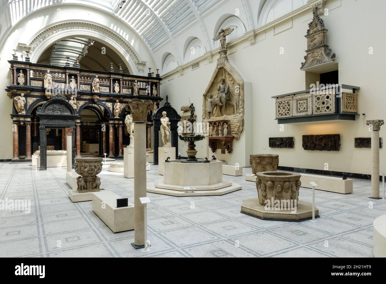 Collezione di opere d'arte storiche a Victoria and Albert Museum, Londra, Inghilterra Regno Unito Foto Stock