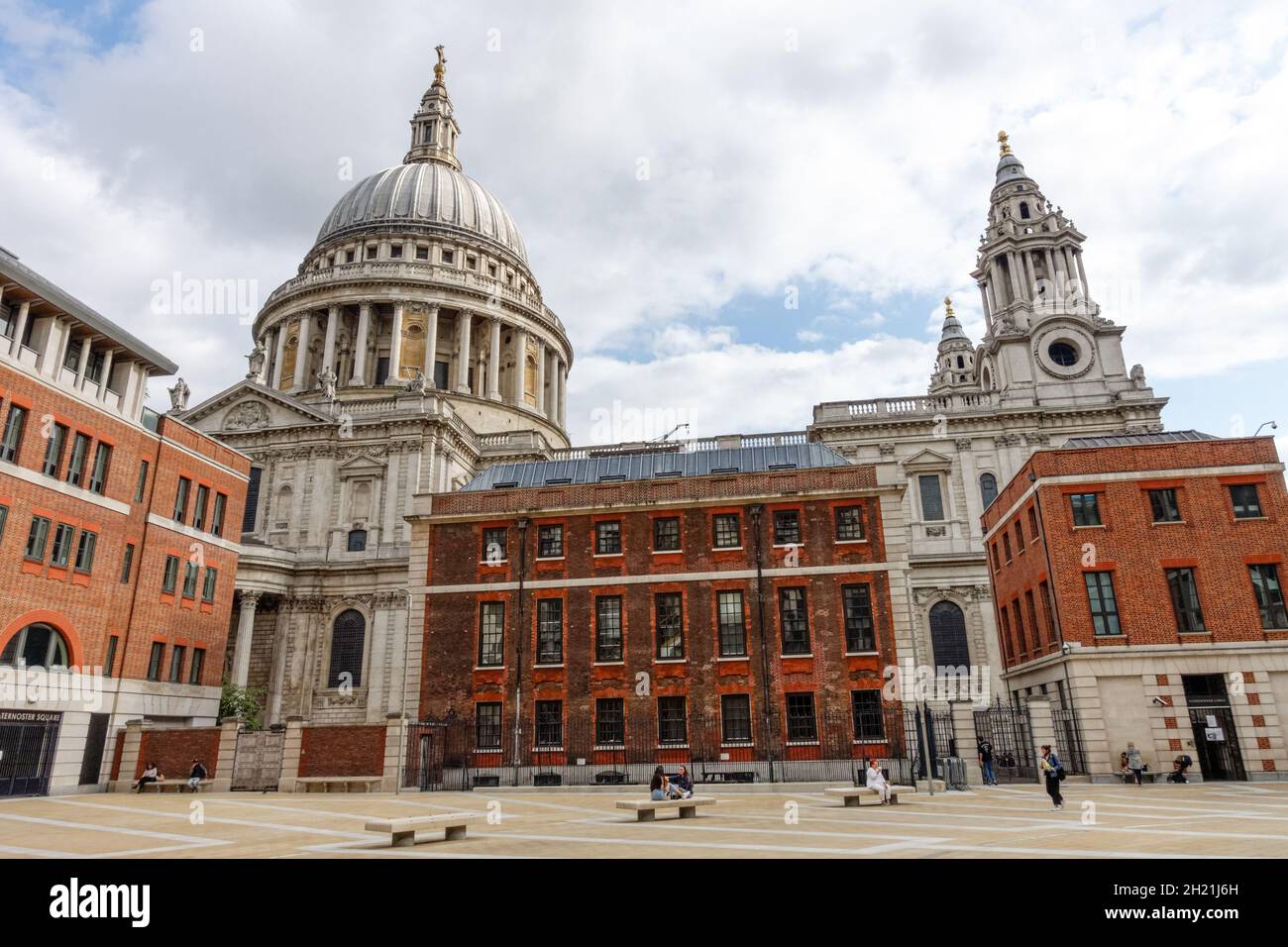 La Cattedrale di St Paul e visto da di Paternoster Square, Londra England Regno Unito Regno Unito Foto Stock