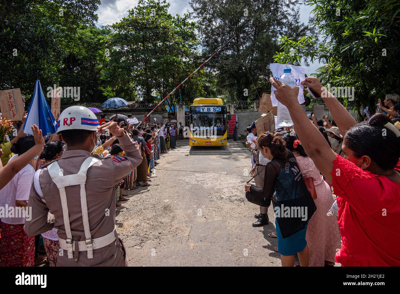 Yangon, Myanmar. 19 Ott 2021. I detenuti politici rilasciati dalla prigione di Insein festeggiano con la folla in un autobus. Più di 5,600 prigionieri in Myanmar saranno rilasciati dalla giunta militare che ha preso il potere all'inizio di quest'anno. (Foto di Santosh KRL/SOPA Images/Sipa USA) Credit: Sipa USA/Alamy Live News Foto Stock