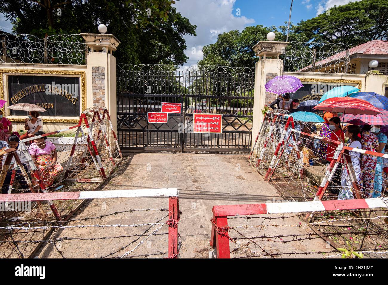 Yangon, Myanmar. 19 Ott 2021. I parenti sono visti con ombrelloni in attesa di fronte alla prigione di Insein per il rilascio dei detenuti politici . Più di 5,600 prigionieri in Myanmar saranno rilasciati dalla giunta militare che ha preso il potere all'inizio di quest'anno. (Foto di Santosh KRL/SOPA Images/Sipa USA) Credit: Sipa USA/Alamy Live News Foto Stock