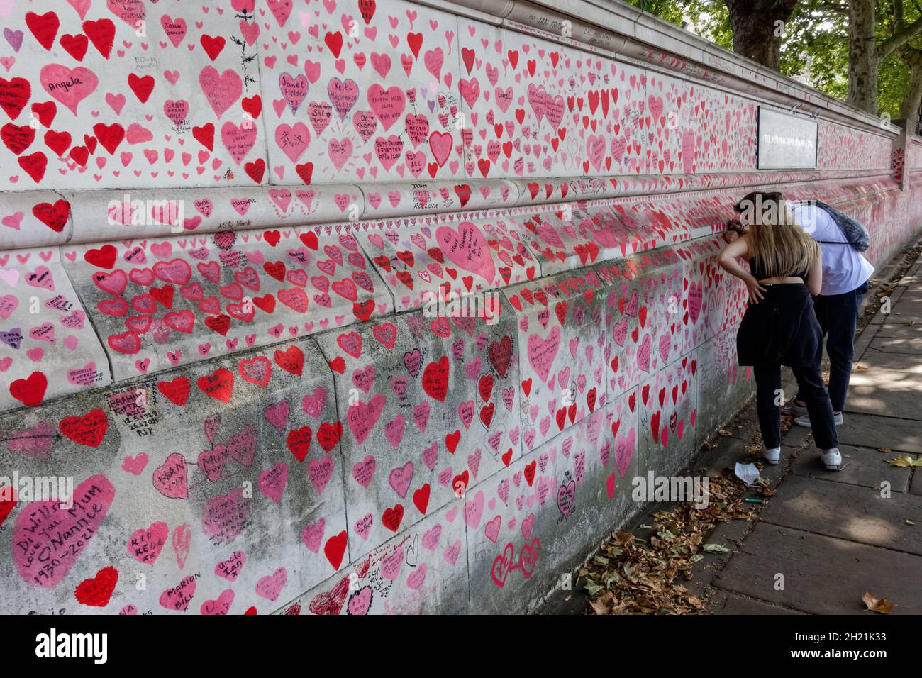 Sezione del National Covid Memorial Wall lungo l'Albert Embankment sul Tamigi a Londra Inghilterra Regno Unito Foto Stock