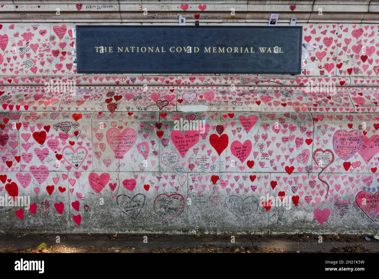 Sezione del National Covid Memorial Wall lungo l'Albert Embankment sul Tamigi a Londra Inghilterra Regno Unito Foto Stock