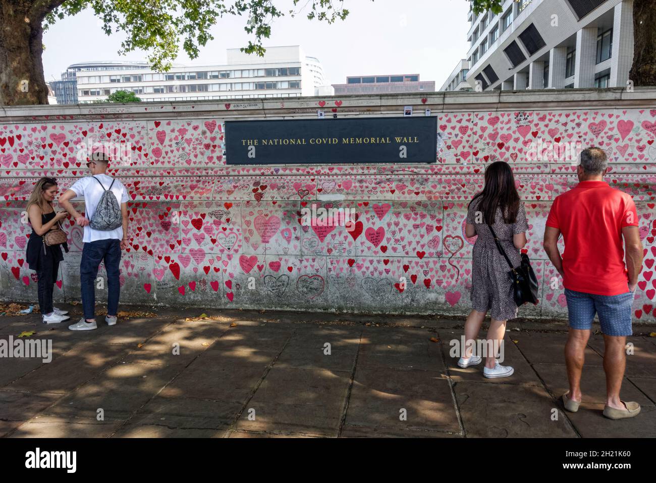 Sezione del National Covid Memorial Wall lungo l'Albert Embankment sul Tamigi a Londra Inghilterra Regno Unito Foto Stock