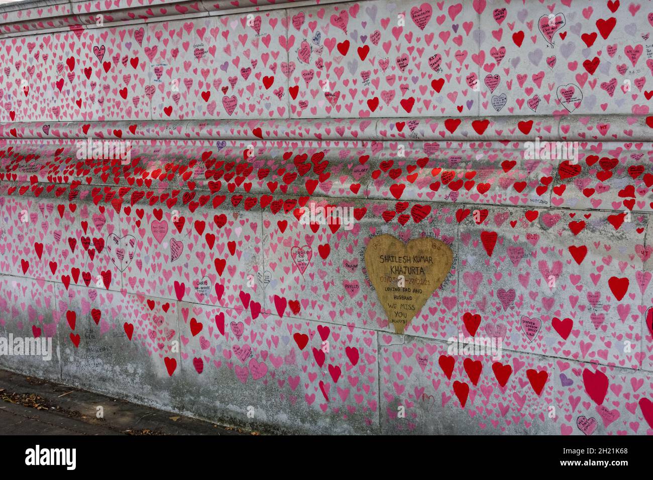 Sezione del National Covid Memorial Wall lungo l'Albert Embankment sul Tamigi a Londra Inghilterra Regno Unito Foto Stock