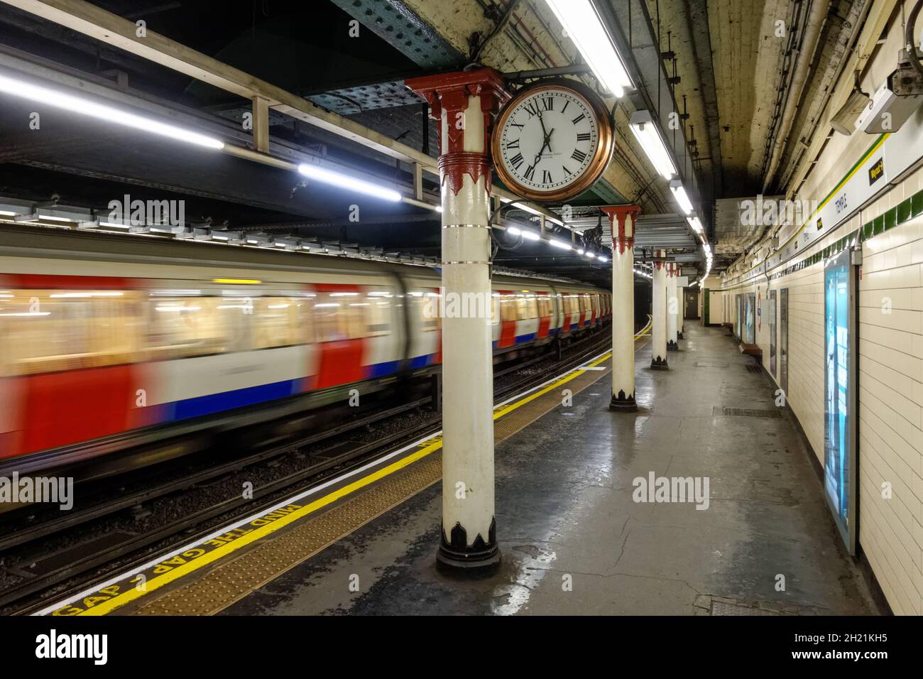 London Underground Temple Tube station, Londra, Inghilterra Regno Unito Foto Stock