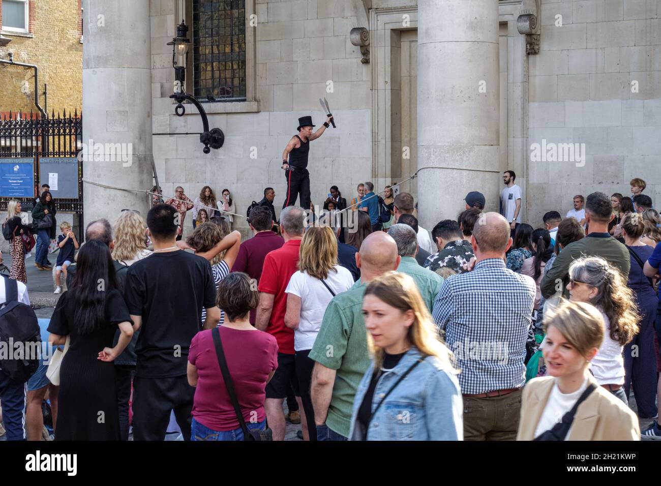 Turisti e amanti dello shopping a Covent Garden a Londra, Inghilterra Regno Unito Foto Stock