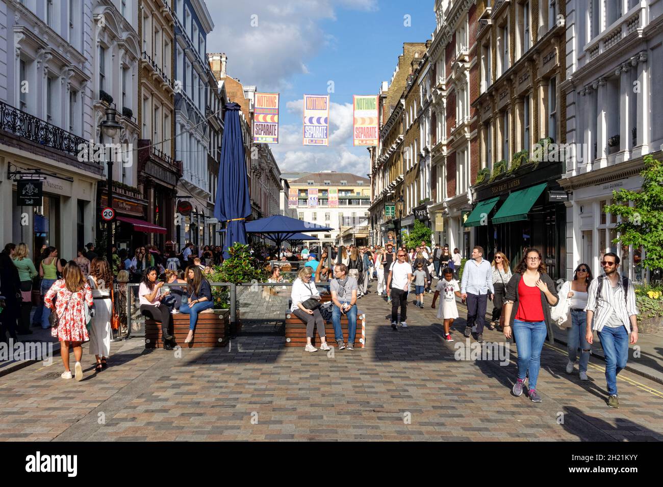 Turisti e amanti dello shopping su King Street a Covent Garden a Londra, Inghilterra Regno Unito Foto Stock