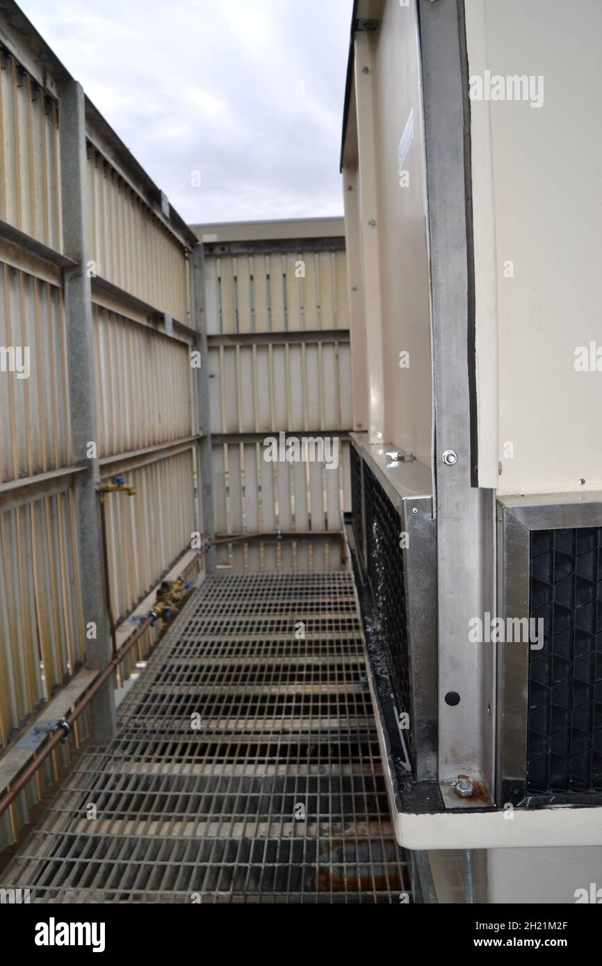 Passaggio OHS di sicurezza in metallo intorno a una torre di raffreddamento che perde impianto di climatizzazione HVAC sul tetto Foto Stock