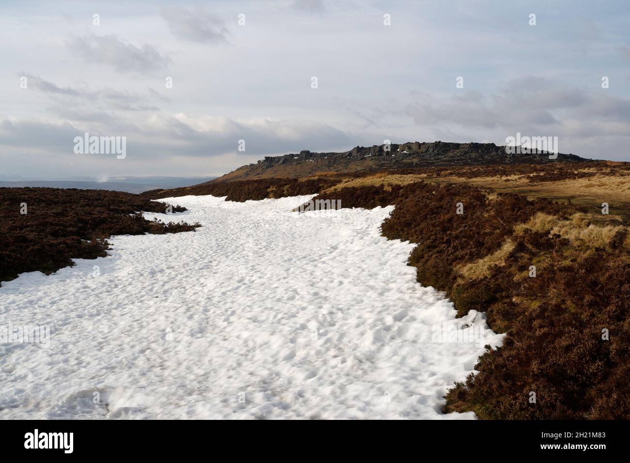 Stanage Edge ancora con la neve sul terreno, scena invernale, Peak District Derbyshire Inghilterra Foto Stock