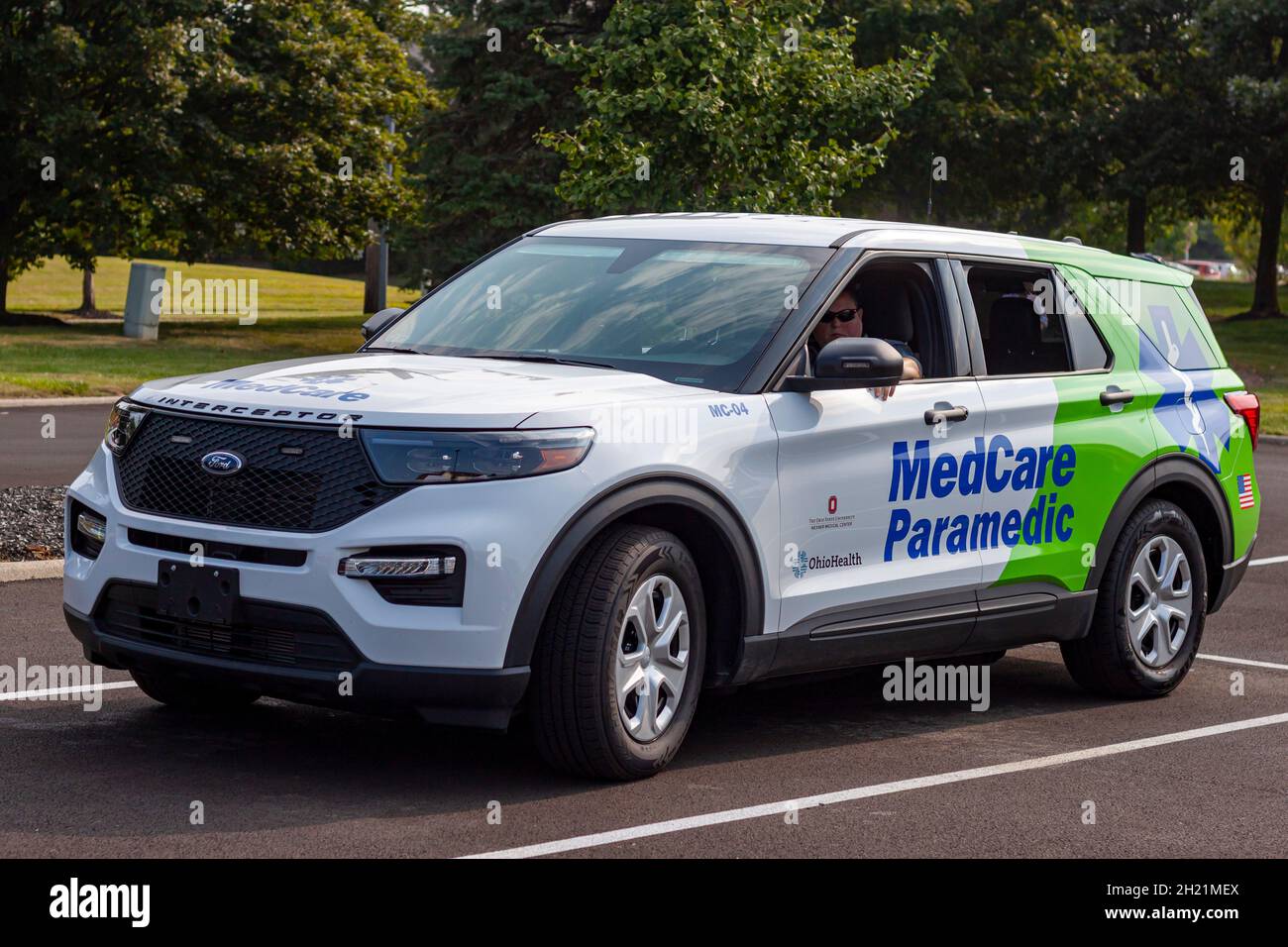 Columbus, OH USA 08-07-2021: Un primo soccorritore caucasico attende all'interno di un'auto paramedica Ford interceptor in un parcheggio durante un evento all'aperto. Foto Stock