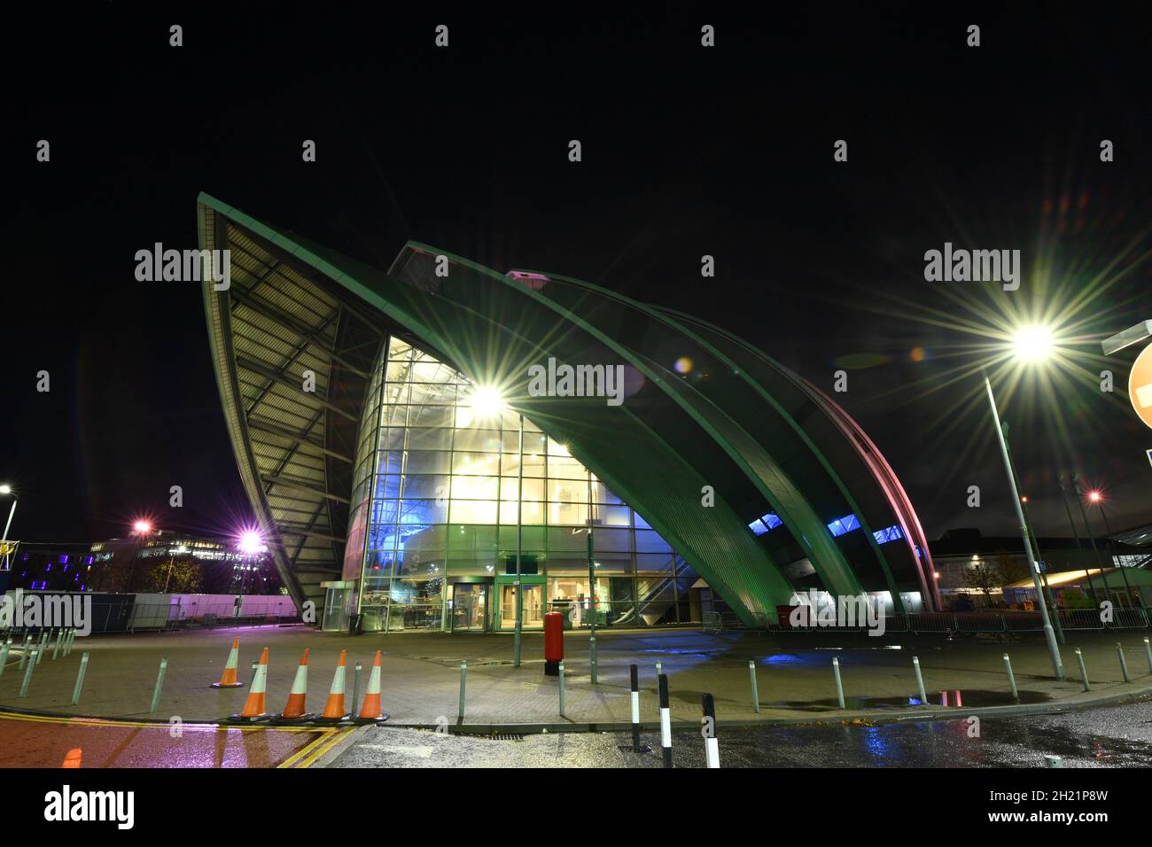 Glasgow, Scozia, Regno Unito. 19 Ott 2021. NELLA FOTO: EDIFICIO SEC Armadillo. Viste notturne del sito COP26 e del luogo in cui si trovano le strutture temporanee costruite a metà sul terreno dello Scottish Event Campus (SEC), precedentemente noto come Scottish Exhibition and Conference Centre (SECC), con il parcheggio anteriore all'esterno del nuovo OVO Hydro (ex SSE Hydro) Con i nuovi trasferimenti sopra la passerella che dice "la gente fa Glasgow" e i lavoratori notturni continuano a fare i preparativi. Credit: Colin Fisher/Alamy Live News Foto Stock