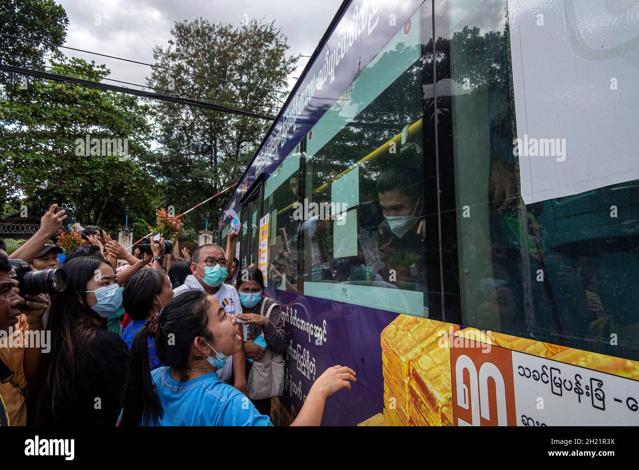 Yangon, Myanmar. 19 Ott 2021. I detenuti politici rilasciati dalla prigione di Insein festeggiano con la folla in un autobus. Più di 5,600 prigionieri in Myanmar saranno rilasciati dalla giunta militare che ha preso il potere all'inizio di quest'anno. Credit: SOPA Images Limited/Alamy Live News Foto Stock