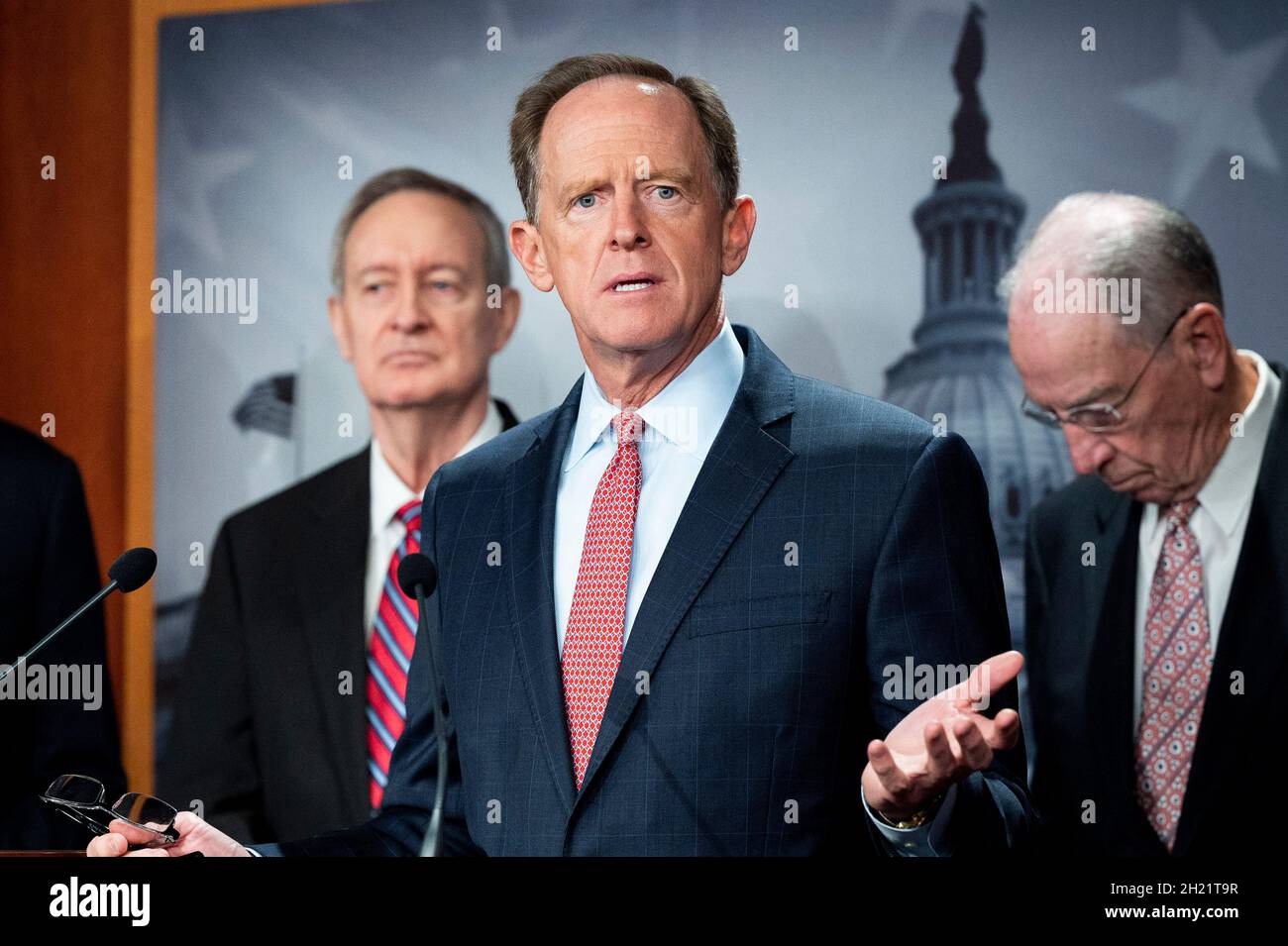 Washington, DC, Stati Uniti. 19 Ott 2021. 19 ottobre 2021 - Washington, DC, Stati Uniti: Il senatore statunitense PAT TOOMEY (R-PA) parla a una conferenza stampa sui requisiti di segnalazione IRS proposti. (Credit Image: © Michael Brochstein/ZUMA Press Wire) Foto Stock