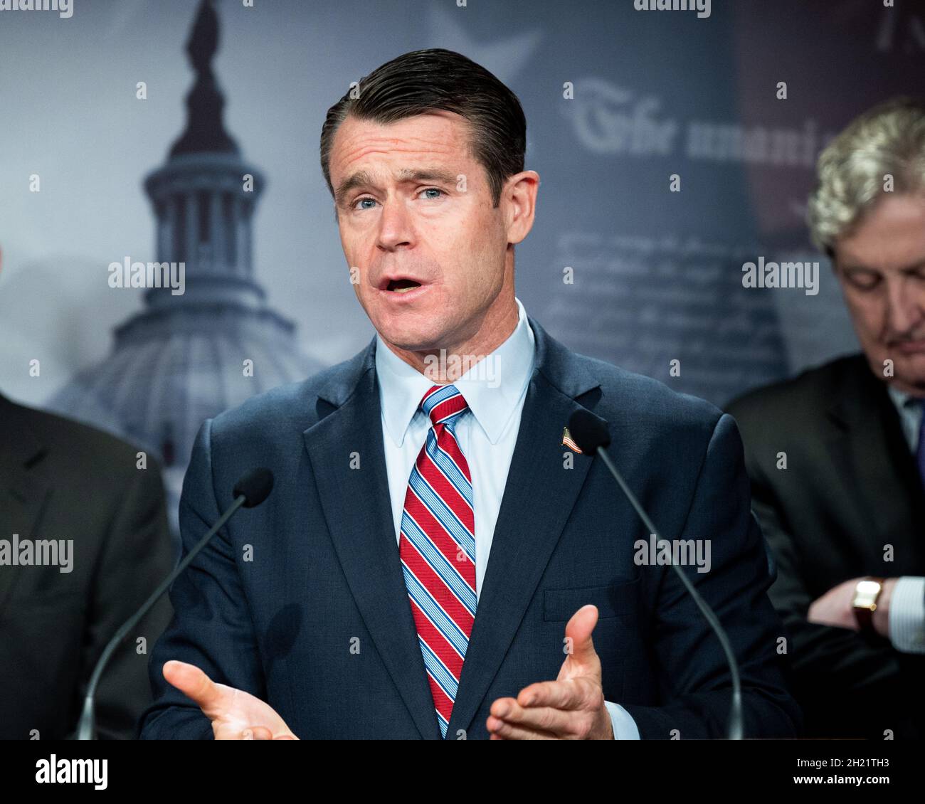 Washington, Stati Uniti 19 ottobre 2021. 19 ottobre 2021 - Washington, DC, Stati Uniti: Il senatore statunitense Todd Young (R-IN) parla a una conferenza stampa sui requisiti di segnalazione IRS proposti. (Foto di Michael Brochstein/Sipa USA) Credit: Sipa USA/Alamy Live News Foto Stock